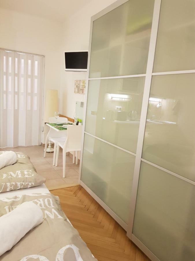Cozy Studio With Parking Near City Center براغ المظهر الخارجي الصورة